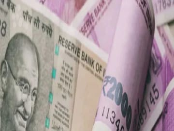 সোনার গহনা বা কয়েন ইত্যাদিতে বিনিয়োগ করে আপনি যে অতিরিক্ত অর্থ পান তা লুকানোর বিভিন্ন উপায় রয়েছে। আজকাল আমাদের বেশিরভাগেরই একটি ব্যাঙ্ক লকার রয়েছে৷ সেখানে গয়না রাখতে পারেন৷ এতে গয়না সুরক্ষিতও থাকবে৷ এছাড়া, সোনা কিনেও টাকা বিনিয়োগ করতে পারেন৷