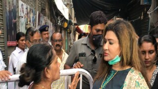 বিধায়ক নয়না বন্দ্যোপাধ্যায়ের সঙ্গে কথা স্থানীয় বাসিন্দাদের৷ 