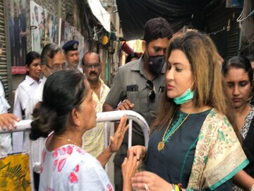 বিধায়ক নয়না বন্দ্যোপাধ্যায়ের সঙ্গে কথা স্থানীয় বাসিন্দাদের৷ 