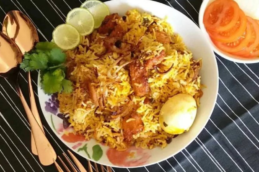 বাইরের দুনিয়া থেকে অসংখ্য খাবার প্রবেশ করেছে ভারতীয় সংস্কৃতিতে৷ তার পর পরিবর্তন পরিমার্জনের পর তা নতুন রূপ ধারন করেছে৷ তবে বিরিয়ানির মতো ‘এলাম, দেখলাম, জয় করলাম’ এ কথাটা বোধহয় আর কোনও খাবারের ক্ষেত্রেই খাটে না৷