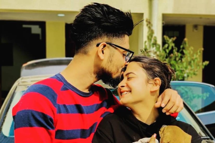 পল্লবী অভিনেত্রী হলেও সাগ্নিক আগাগোড়াই ইন্ডাস্ট্রির বাইরে। তিনি কী করতেন, তা এখনও পর্যন্ত জানা যায়নি। তবে তাঁর বাবা সুভাষ চক্রবর্তী জানান, ‘অনলাইন’-এ কাজ করেন ছেলে। দেখা যাচ্ছে সাগ্নিকের ইনস্টাগ্রাম প্রোফাইলটি রয়েছে ‘প্রাইভেট’ করা। অর্থাৎ তাঁর অনুমতি ছাড়া সেই প্রোফাইলের ছবি ভিডিয়ো দেখা যাবে না।