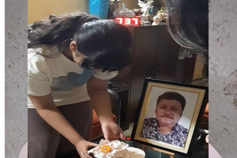 মার্চ মাসে অভিষেকের অকালপ্রয়াণের পর ডলই সামলে রেখেছে তাঁর মাকে৷ জীবনে চলার পথে শুরুতেই এই বিপর্যয় যেন এক ধাক্কায় অনেকটাই মানসিক ভাবে বড় করে দিয়েছে এই কিশোরীকে৷ অভিষেকের ছবির সামনে নিজের হাতে কেক সাজিয়ে দিয়েছে ডল৷ এই ছবি জয় করে নিয়েছে নেটিজেনদের মন৷
