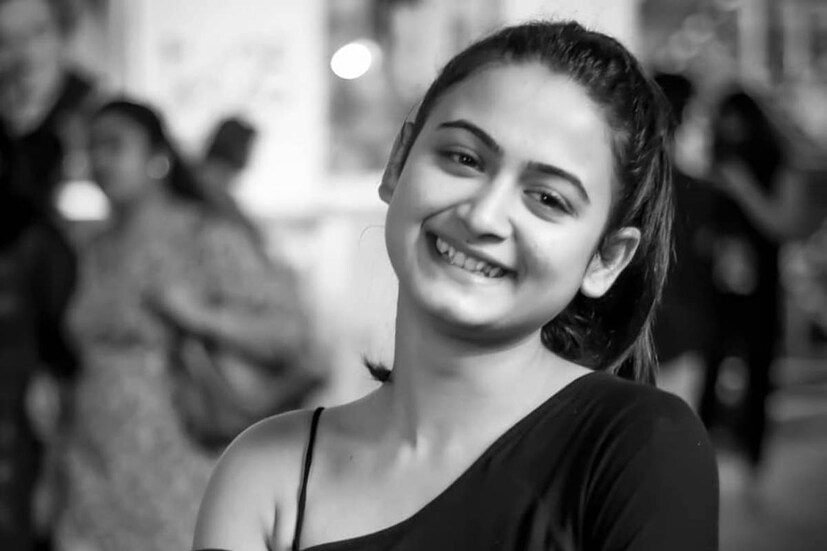 সাঁতরাগাছি ভানুমতী গার্লস হাই স্কুলের এই প্রাক্তন ছাত্রীর চলে যাওয়ার খবর মেনে নিতে পারছেন না তাঁর ঘনিষ্ঠ মহল৷ তাঁর আচমকা চলে যাওয়ার প্রকৃত কারণ কি কোনওদিন জানা যাবে? প্রশ্ন অনুরাগীদের৷ 