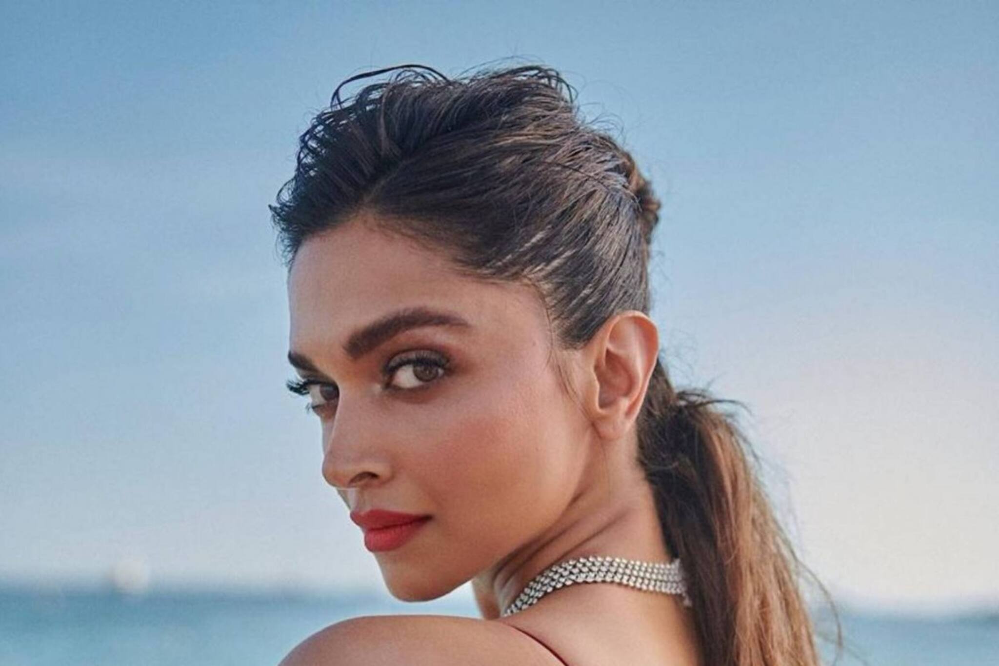 পোলকা ডট থেকে প্রিন্টেড স্কার্ট, কান-এর পথে দীপিকার রূপ দেখুন ছবিতে