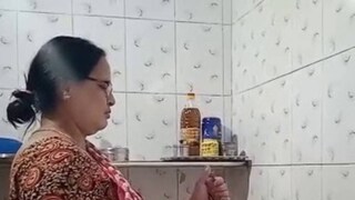 গ্যাস ছেড়ে উনুনই ধরতে হবে? এই প্রশ্নই ভাবাচ্ছে গৃহিণীদের