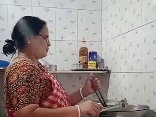 গ্যাস ছেড়ে উনুনই ধরতে হবে? এই প্রশ্নই ভাবাচ্ছে গৃহিণীদের