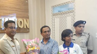 সংবর্ধনা জানিয়ে পুলিশের পক্ষ থেকে তার হাতে তুলে দেওয়া হয় একটি ফুলের তোড়া সংবর্ধনা জানিয়ে পুলিশের পক্ষ থেকে তার হাতে তুলে দেওয়া হয় একটি ফুলের তোড়া