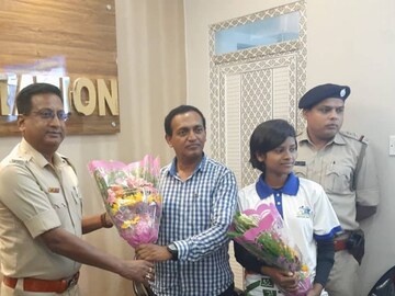 সংবর্ধনা জানিয়ে পুলিশের পক্ষ থেকে তার হাতে তুলে দেওয়া হয় একটি ফুলের তোড়া 