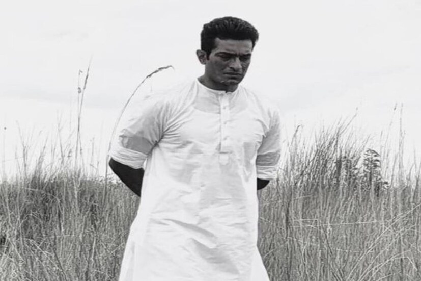 ‘অপরাজিত’ ছবিতে জিতুর নাম অবশ্য সত্যজিৎ নয়৷ তিনি এখানে অপরাজিত রায়৷ ডাকনাম মানিক নয়, অপু৷ এভাবেই স্রষ্টা ও সৃষ্টিকে মিশিয়েছেন পরিচালক অনীক৷