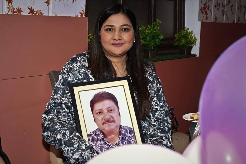 সংযুক্তা যে নিজেই সাইনার বাবা ও মা একাধারে হয়ে উঠবেন, সে কথা জানিয়েছেন আগেই৷ অভিষেকের উপস্থিতিও তিনি ও ডল অনুভব করেন প্রতি মুহূর্তে৷ সেই উপলব্ধি আরও নিগূঢ় করতেই হয়তো সংযুক্তা পরেছিলেন অভিষেকের জামা৷ সেই জামা পরে থাকা অভিষেকের একটি ছবি আঁকড়ে ধরে ছিলেন সংযুক্তা৷ 