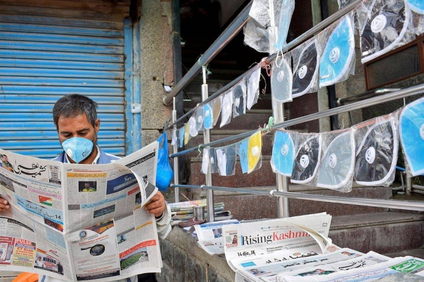 আগে ভাবা হত এই নিউজ বা NEWS হল উত্তর (North), পূর্ব (East), পশ্চিম (West) ও দক্ষিণ (South) বোঝাতে ব্যবহার করা হয়৷ কারণ চার দিক থেকে খবর এসে পৌঁছয়৷ 
