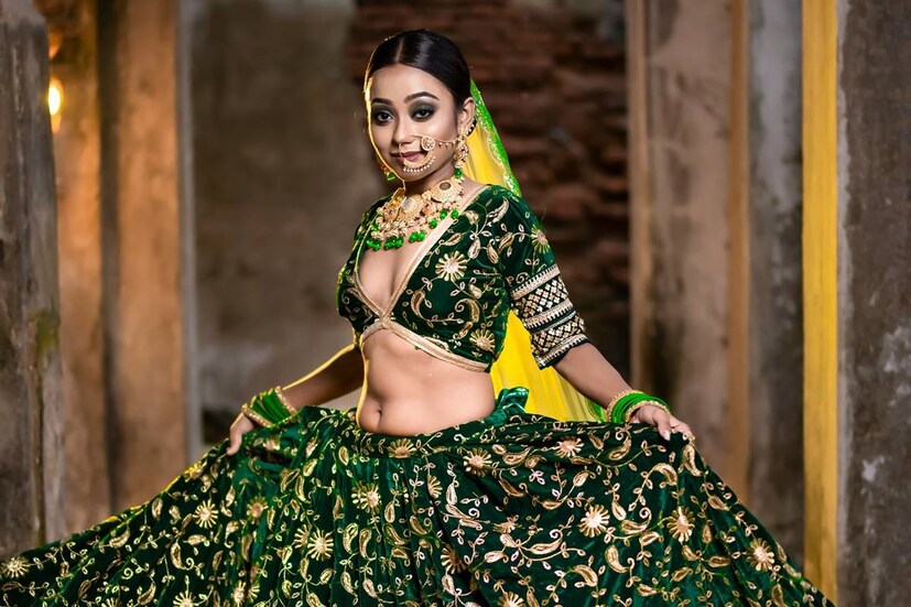 কখনও সাবেকিয়ানা৷ কখনও আধুনিকা৷ নানা বেশে সামাজিক মাধ্যমে নিজেকে মেলে ধরেছেন বিদিশা৷ সাজ পাল্টেছেন সময়ের সঙ্গে পাল্লা দিয়ে৷ তাঁর প্রতিটি লুকে মুগ্ধ হয়েছেন অনুরাগীরা৷ ২১ বছর বয়সি এই মডেল অভিনেত্রী সোশ্যাল মিডিয়ায় যথেষ্ট জনপ্রিয় ছিলেন৷