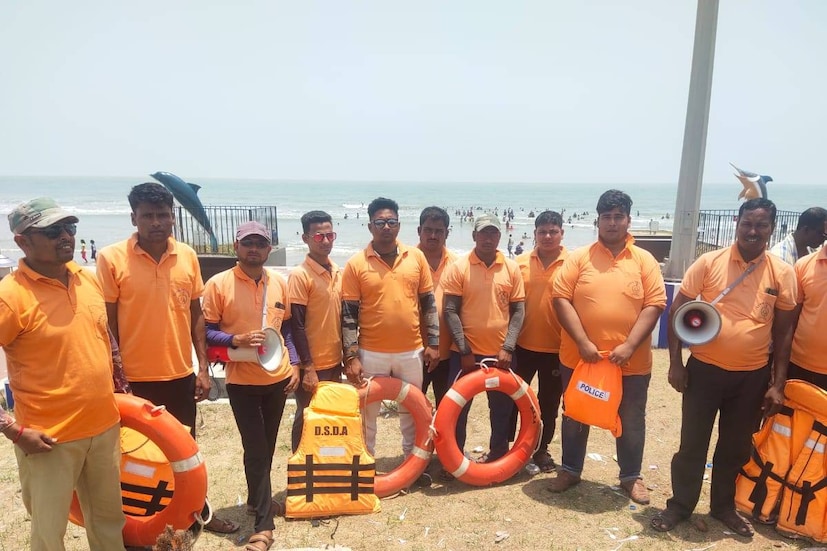 নবান্নের নির্দেশে জেলাশাসক পূর্ণেন্দু মাজী নিজে উপস্থিত থেকে সবকিছু তদারকি করছেন। আমফান, ইয়াস, বুলবুলে একাধিকবার ক্ষতিগ্রস্ত হয়েছে পূর্ব মেদিনীপুর জেলার উপকূলবর্তী এলাকা। প্রতিবারই বিপর্যস্ত হয় সমুদ্র তীরবর্তী যেসব অঞ্চলের জনজীবন। 