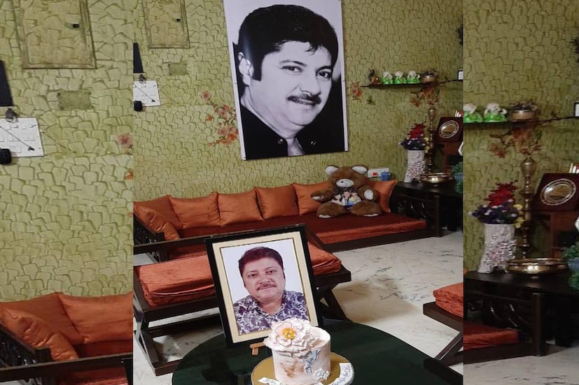 এই প্রথম তাঁর জন্মদিনে তিনি নেই৷ কিন্তু স্ত্রী সংযুক্তা আর কন্যার জগৎ জুড়ে আছেন অভিষেকই৷ তাই অভিষেক চট্টোপাধ্যায়ের জন্মদিনের আয়োজন তাঁরা করলেন চেনা আন্তরিকতার ছোঁয়াতেই৷