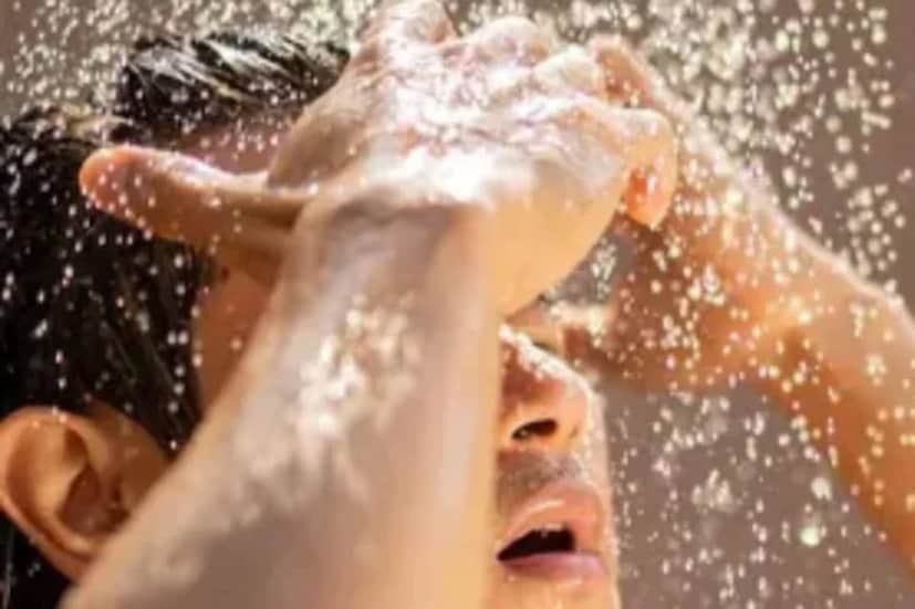 তেজপাতার পেস্ট তৈরি করুন ৷ স্নান করার আগে ১৫ মিনিট আগে সারা গায়ে ওই মিশ্রণ মালিশ করুন৷ তার পর ভাল করে স্নান করে নিন৷