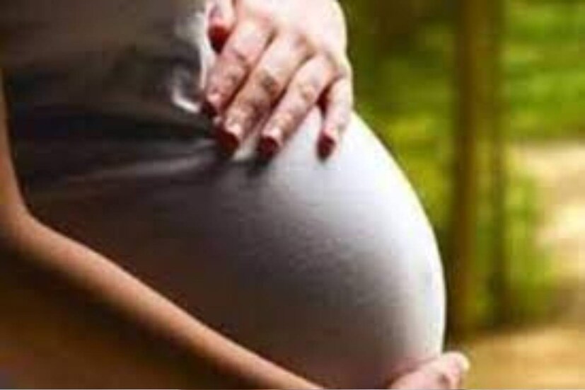 গর্ভবতী অবস্থায় মোবাইলের বদলে ল্যান্ডলাইন ফোন ব্যবহার করতে পারলে সবথেকে ভাল৷ দূরে থাকুন রেডিও, মাইক্রোওয়েভ, এক্স রে মেশিন থেকেও৷ ক্ষতি হতে পারে মোবাইলের টাওয়ার থেকেও৷