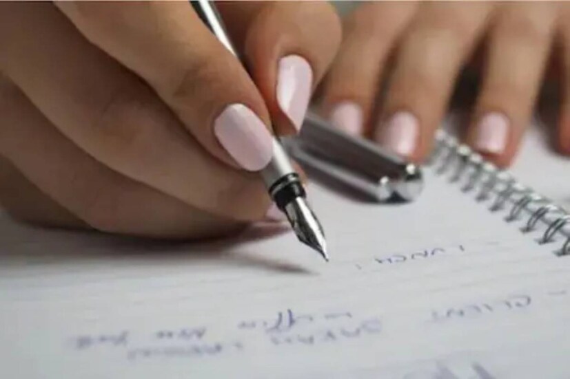 নিউজ (NEWS) হল নিউ (New)-এর বহুবচন৷ অর্থাৎ যা নতুন, সেটাই বহুবচনে৷ সঙ্গে সঙ্গে আপনি হয়তো বলবেন নিউ (New) তো বিশেষণ৷ বিশেষ্য নয়৷ তার আবার বহুবচন কী? 