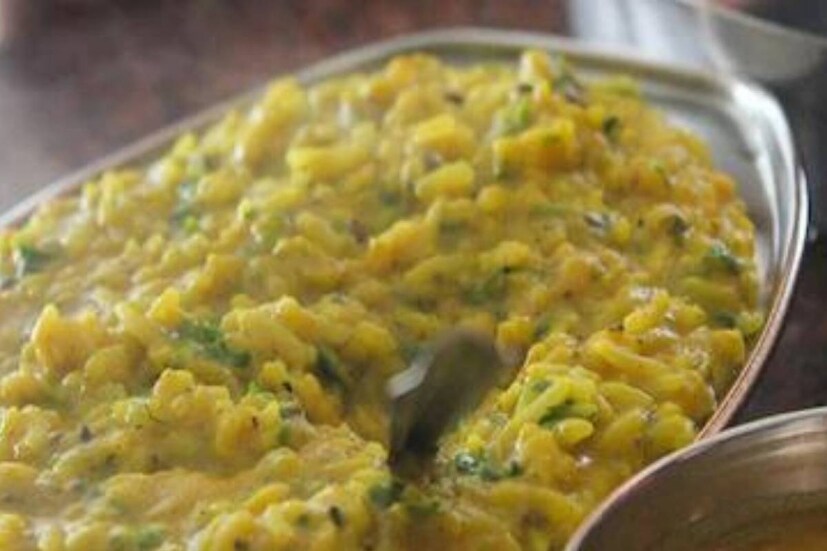 গ্লাটেনমুক্ত খাবার যাঁরা পছন্দ করেন বা শারীরিক প্রয়োজনে খান, তাঁর ডায়েটে অবশ্যই রাখুন চালেডালে ফুটিয়ে নেওয়া খিচুড়ি ৷