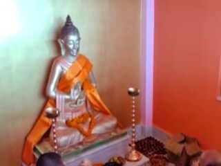 বৌদ্ধ ভিক্ষুক মন্দিরের পূজার্চনা করবেন