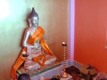 বৌদ্ধ ভিক্ষুক মন্দিরের পূজার্চনা করবেন