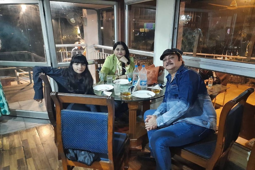 সোনালি মুহূর্তগুলিকে ফ্রেমবন্দি করে অভিষেক পাড়ি দিয়েছেন দিকশূন্যপুরে৷ তবু এখনও তিনিই তাঁর স্ত্রী ও কন্যার পথ চলার দিকনির্দেশ৷ 