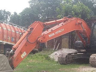 নদী সংলগ্ন এলাকা থেকে একটি মাটি কাটার যন্ত্র,দুটি ডাম্পার এবং এক ব্যক্তিকে গ্রেপ্তার করে পুলিশ