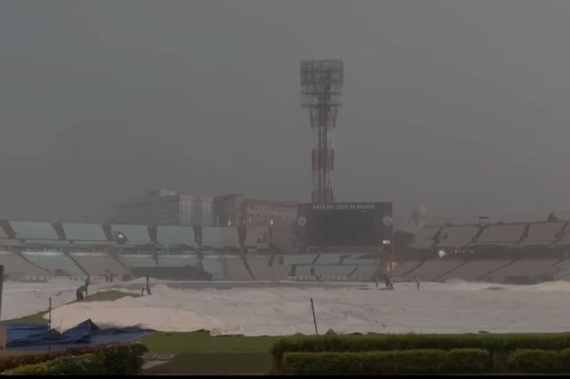 জ্যৈষ্ঠ-সন্ধ্যায় কালবৈশাখীর তাণ্ডবে বিপর্যস্ত কলকাতা৷ শনিবার বিকেল থেকে সন্ধ্যা অবধি তিলোত্তমার বুকে চলে বজ্রবিদ্যুৎ-সহ বৃষ্টিপাত৷ সঙ্গে ছিল ঘণ্টায় ৯০ কিমি বেগে বয়ে যাওয়া ঝোড়ো বাতাস৷ (ফাইল ছবি)