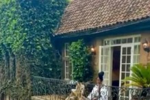 জিরাফের সঙ্গে প্রাতরাশের সুযোগ! যাবেন নাকি এই হোটেলে! দেখুন ভাইরাল ভিডিও জিরাফের সঙ্গে প্রাতরাশের সুযোগ! যাবেন নাকি এই হোটেলে! দেখুন ভাইরাল ভিডিও