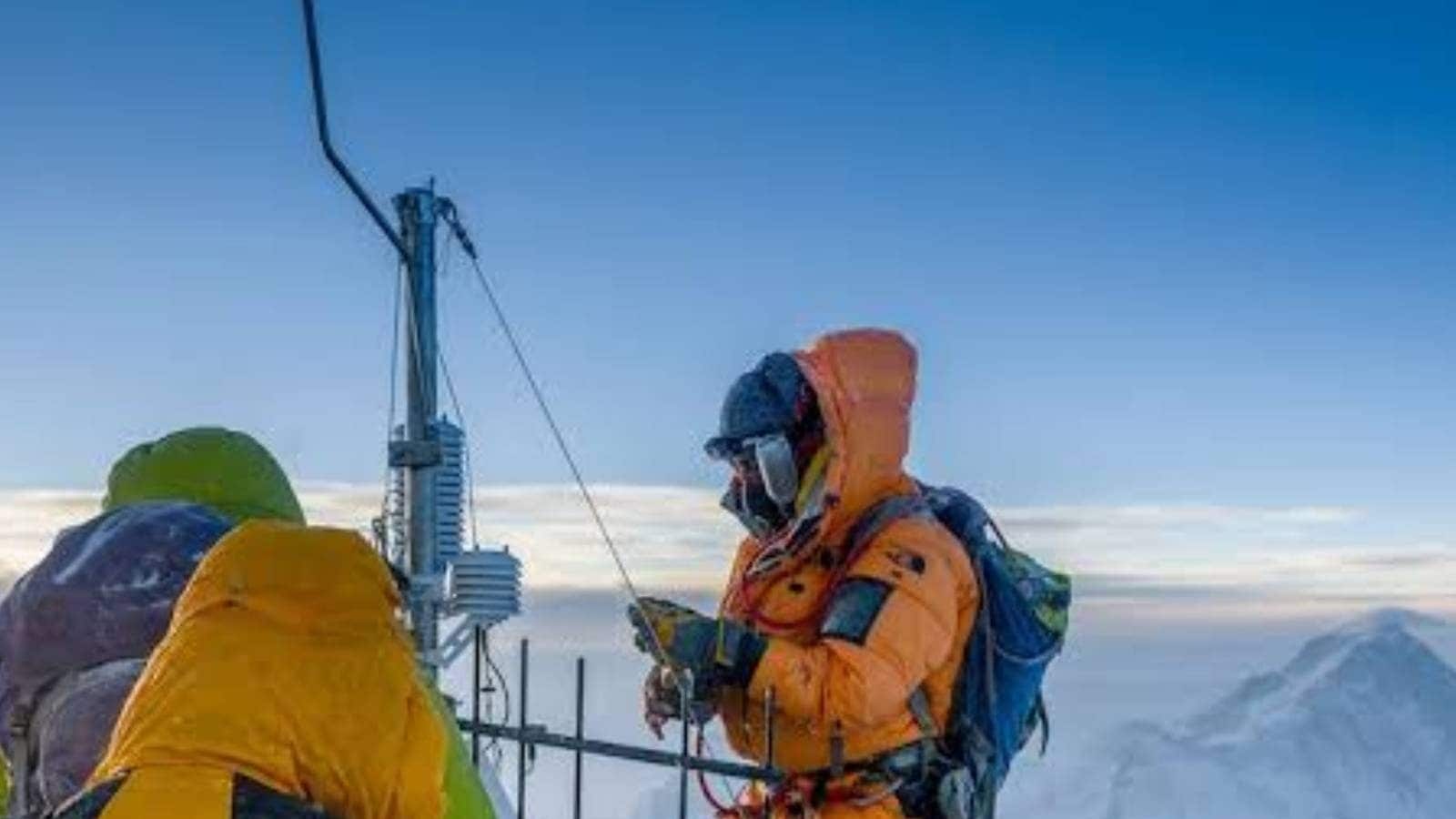 মাউন্ট এভারেস্টে শীর্ষবিন্দুর সামান্য নীচে তৈরি বিশ্বের উচ্চতম আবহাওয়া কেন্দ্র