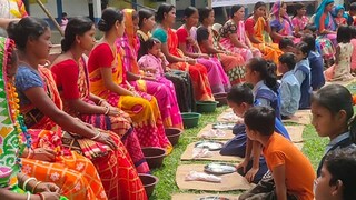 প্রথম থেকে চতুর্থ শ্রেণীর ছাত্র ছাত্রীরা একে একে তাদের মায়েদের শ্রদ্ধা জানাল