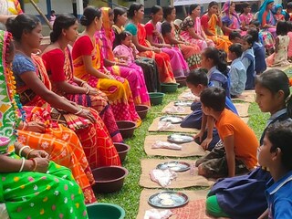 প্রথম থেকে চতুর্থ শ্রেণীর ছাত্র ছাত্রীরা একে একে তাদের মায়েদের শ্রদ্ধা জানাল