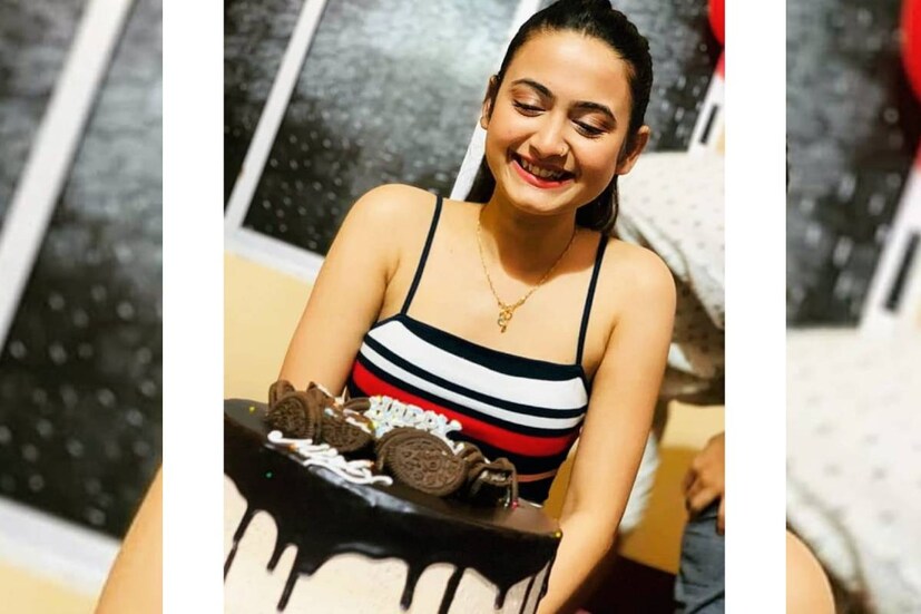 ফেব্রুয়ারি মাসে জন্মদিন ছিল পল্লবীর৷ তাঁর জন্য সহকর্মী ও অনুরাগীদের শুভেচ্ছাবার্তা এখনও উজ্জ্বল সামাজিক মাধ্যমে৷ রয়েছে পল্লবীর কেক খাওয়ার ছবিও৷ শুধু তিনিই চলে গিয়েছেন দিকশূন্যপুরে৷