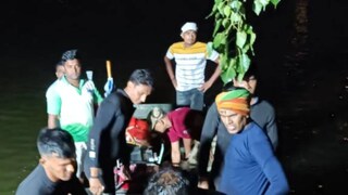 প্রত্যক্ষদর্শীরা জানিয়েছেন ঝড়ের তাণ্ডবে নৌকাটি সরোবরের জলে গোল হয়ে ঘুরতে থাকে প্রত্যক্ষদর্শীরা জানিয়েছেন ঝড়ের তাণ্ডবে নৌকাটি সরোবরের জলে গোল হয়ে ঘুরতে থাকে