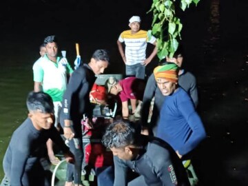 প্রত্যক্ষদর্শীরা জানিয়েছেন ঝড়ের তাণ্ডবে নৌকাটি সরোবরের জলে গোল হয়ে ঘুরতে থাকে