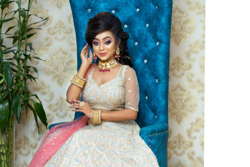 কিন্তু দীর্ঘ সময় পেরিয়ে যাওয়ায় পরও বিদিশা তাঁর ঘরের দরজা না খোলায় সন্দেহ হয় রুমমেটের৷ তিনিই প্রথম দেখেন বিদিশাকে ঝুলন্ত অবস্থায়৷