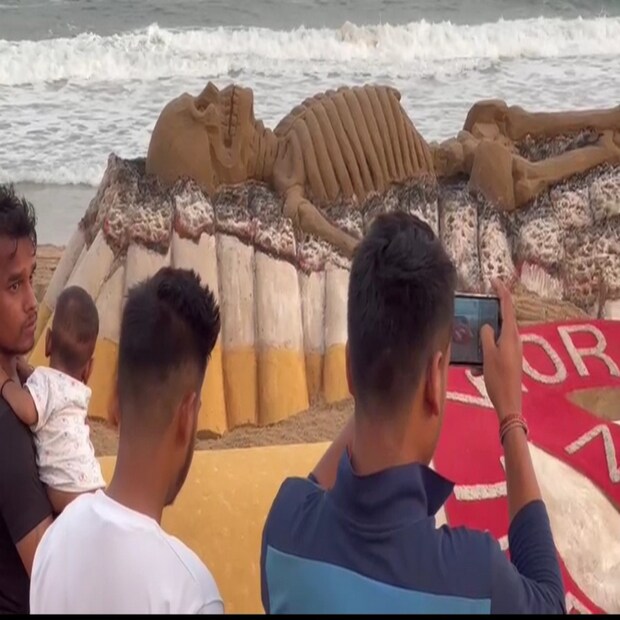 সরকার তামাকের নেশা রোধে বিভিন্ন প্রচারাভিযান চালিয়েছে এবং তা এখনও জারি রয়েছে। এবার শিল্পীরাও এগিয়ে এসেছেন সচেতনতা প্রচারে। পুরীর সৈকতে এই শিল্পকর্ম দেখতে ভিড় জমিয়েছেন বহু মানুষ। 