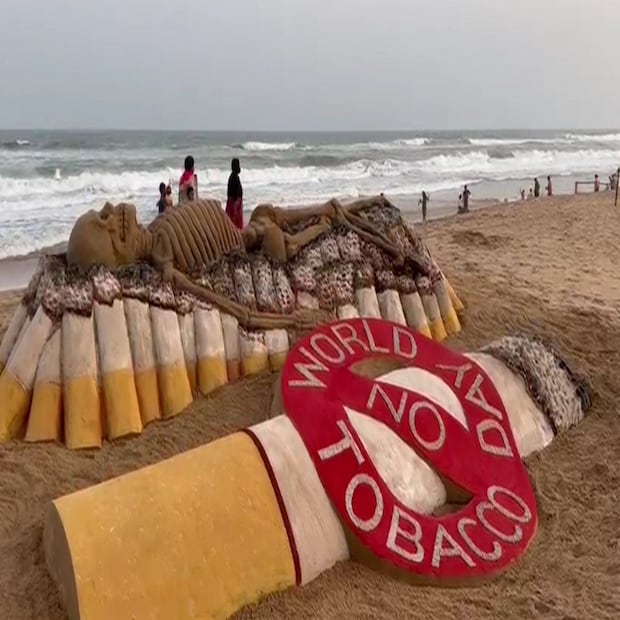 তামাক সেবনের ভয়াবহ দিকটিকে আরও স্পষ্ট করে চোখে আঙুল দিয়ে দেখাতে নিজের শিল্পমাধ্যমকেই হাতিয়ার করলেন শিল্পী সুদর্শন পট্টনায়ক। 