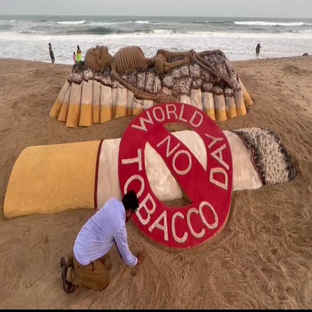 আন্তর্জাতিক খ্যাতিসম্পন্ন বালি শিল্পী সুদর্শন পট্টনায়েক পুরীর সমুদ্র সৈকতে বিশ্ব তামাকবিরোধী দিবস উপলক্ষ্যে বালি দিয়ে একটি শিল্পকর্ম তৈরি করেছেন।