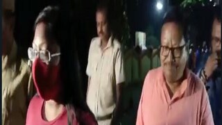 মঙ্গলবার রাতে জলপাইগুড়ি রোড স্টেশনে পরেশ অধিকারী এবং তাঁর মেয়ে অঙ্কিতা৷ 