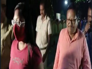 মঙ্গলবার রাতে জলপাইগুড়ি রোড স্টেশনে পরেশ অধিকারী এবং তাঁর মেয়ে অঙ্কিতা৷ 