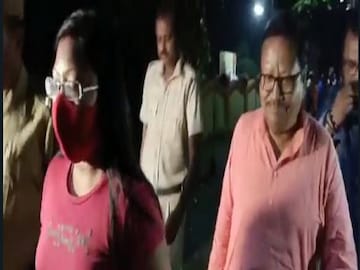 মঙ্গলবার রাতে জলপাইগুড়ি রোড স্টেশনে পরেশ অধিকারী এবং তাঁর মেয়ে অঙ্কিতা৷ 