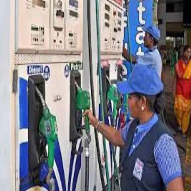 দেশের তিনটি অয়েল মার্কেটিং সংস্থা HPCL, BPCL ও IOC প্রতিদিন সকাল ৬টায় পেট্রোল ও ডিজেলের দাম জারি করে থাকে ৷ নতুন দাম ওয়েবসাইটের পাশাপাশি মোবাইল ফোনে এসএমএস-এর মাধ্যমেও চেক করতে পারবেন ৷