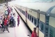 চলন্ত ট্রেন থেকে নামতে গিয়ে মারাত্মক ঘটনা ভুবনেশ্বরে, দেখুন ভাইরাল ভিডিও