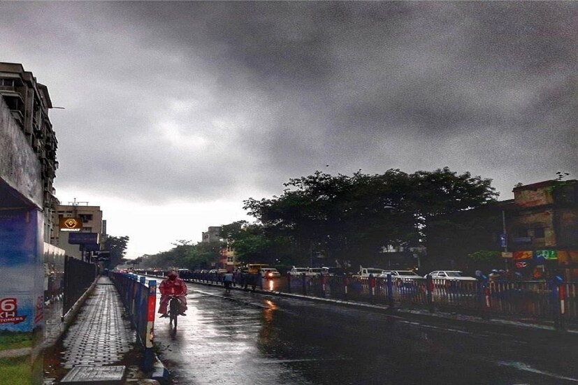 প্রসঙ্গত উল্লেখ্য, এবার সময়ের আগেই রাজ্যে আসার কথা ছিল বর্ষার। কিন্তু দক্ষিণ পশ্চিম মৌসুমি বায়ু আপাতত গতি হারিয়েছে। আগামী চার দিনের মধ্যে তাপমাত্রাও প্রায় ২-৩° সেলসিয়াস বাড়ার পূর্বাভাস রয়েছে। জেলায় জেলায় তাপমাত্রা ৪০ ডিগ্রির কাছাকাছি চলে যেতে পারে বলেও আশঙ্কা হাওয়া অফিসের।