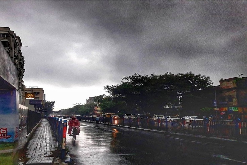 *বিদর্ভ থেকে একটি অক্ষরেখা তামিলনাড়ু পর্যন্ত বিস্তৃত। আগামী চার পাঁচ দিন বৃষ্টির পূর্বাভাস উত্তর-পূর্ব ভারত এবং সিকিমে। আগামিকাল, বৃহস্পতিবার অরুণাচল প্রদেশে প্রবল বৃষ্টির সম্ভাবনা বুধবার পর্যন্ত ভারী বৃষ্টির সম্ভাবনা অসম ও মেঘালয় মঙ্গল ও বুধবার ভারী বৃষ্টি হতে পারে নাগাল্যান্ড, মণিপুর, মিজোরাম এবং ত্রিপুরা রাজ্যে। প্রতীকী ছবি৷ 