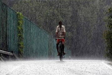 ছুটির দিনে ঝোড়ো হাওয়া-বজ্রপাত! ২/৩ ঘণ্টার মধ্যেই বৃষ্টি নামতে পারে এই জেলাগুলিতে ছুটির দিনে ঝোড়ো হাওয়া-বজ্রপাত! ২/৩ ঘণ্টার মধ্যেই বৃষ্টি নামতে পারে এই জেলাগুলিতে