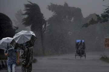 ঘণ্টাখানেকের মধ্যেই কাঁপিয়ে বৃষ্টির পূর্বাভাস! কোন কোন জেলায় বৃষ্টি হবে? জানুন..