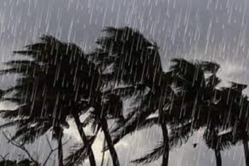 আবহাওয়া দফতরের তরফ থেকে বলা হয়েছে, উত্তর ২৪ পরগনায় রয়েছে ঝড় ও বৃষ্টির সম্ভাবনা। এই জেলায় আগামী ২-৩ ঘণ্টার মধ্যে ৪০-৫০ কিলোমিটার বেগে ঝড়ো হাওয়া বইতে পারে, হতে পারে বৃষ্টিও।
