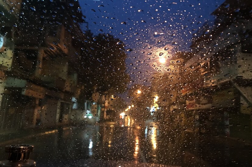 আবহাওয়া দফতরের পূর্বাভাসে বলা হয়েছে, ২৭ মে শুক্রবার সকালের মধ্যে দক্ষিণবঙ্গের সবকটি জেলাতেই বজ্রবিদ্যুৎ সহ হাল্কা থেকে মাঝারি বৃষ্টির সম্ভাবনা রয়েছে। বীরভূম, মুর্শিদাবাদ, নদিয়া জেলায় বয়ে যেতে পারে ঘণ্টায় ৩০-৪০ কিমি বেগে ঝোড়ো হাওয়া।
