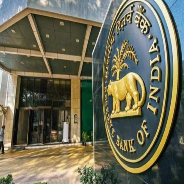 রিজার্ভ ব্যাঙ্কের (RBI) জারি করা ছুটির তালিকা অনুযায়ী, জুলাই মাসে দেশের সব ব্যাঙ্কে প্রায় ১৫ দিন ছুটি থাকবে যার মধ্যে সাপ্তাহিক ছুটিও রয়েছে। এবার দেখে নেওয়া যাক জুলাই মাসে কোন কোন দিন, কোথায় ব্যাঙ্ক বন্ধ থাকছে।